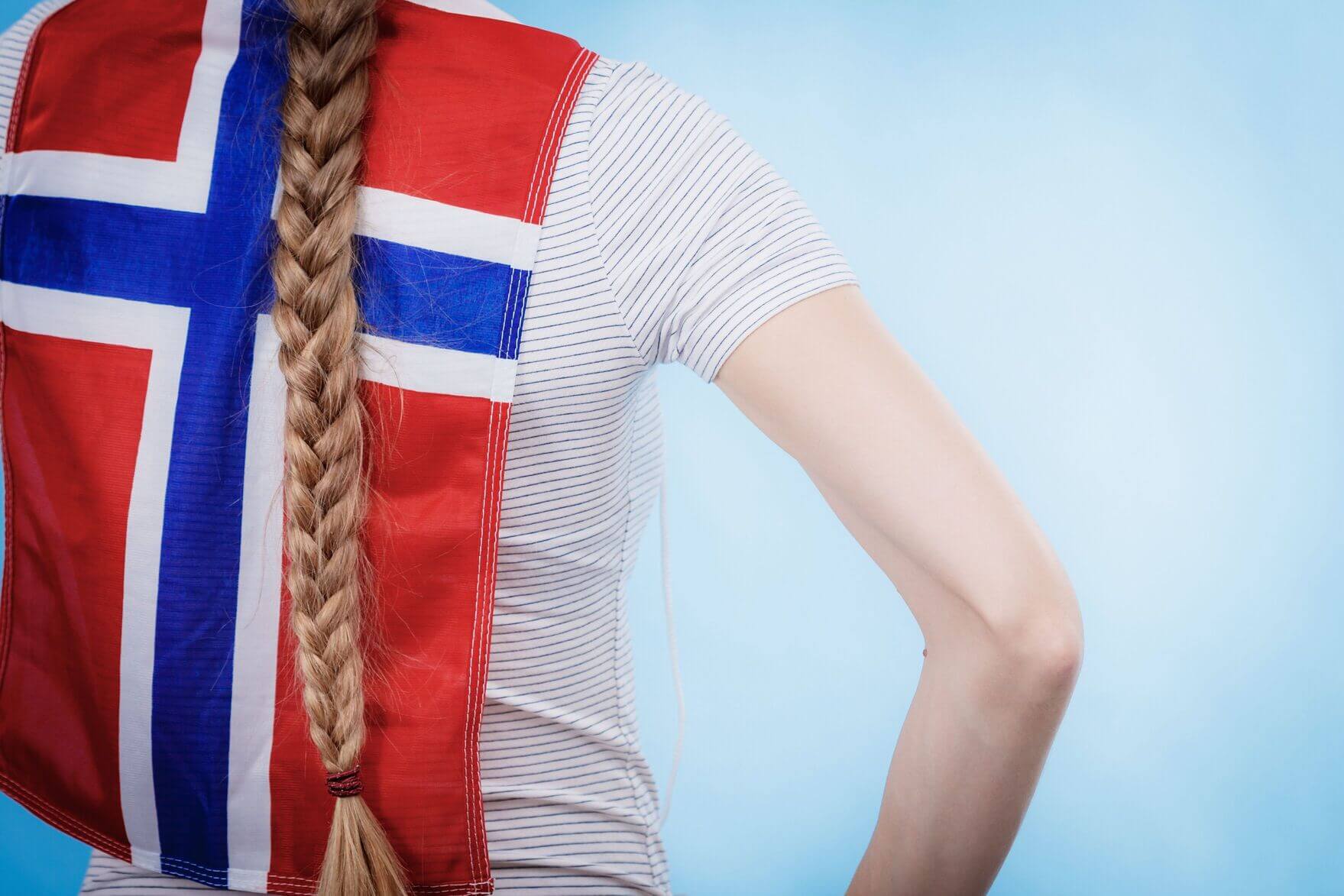 Girl_with_Norwegian_flag_on_back