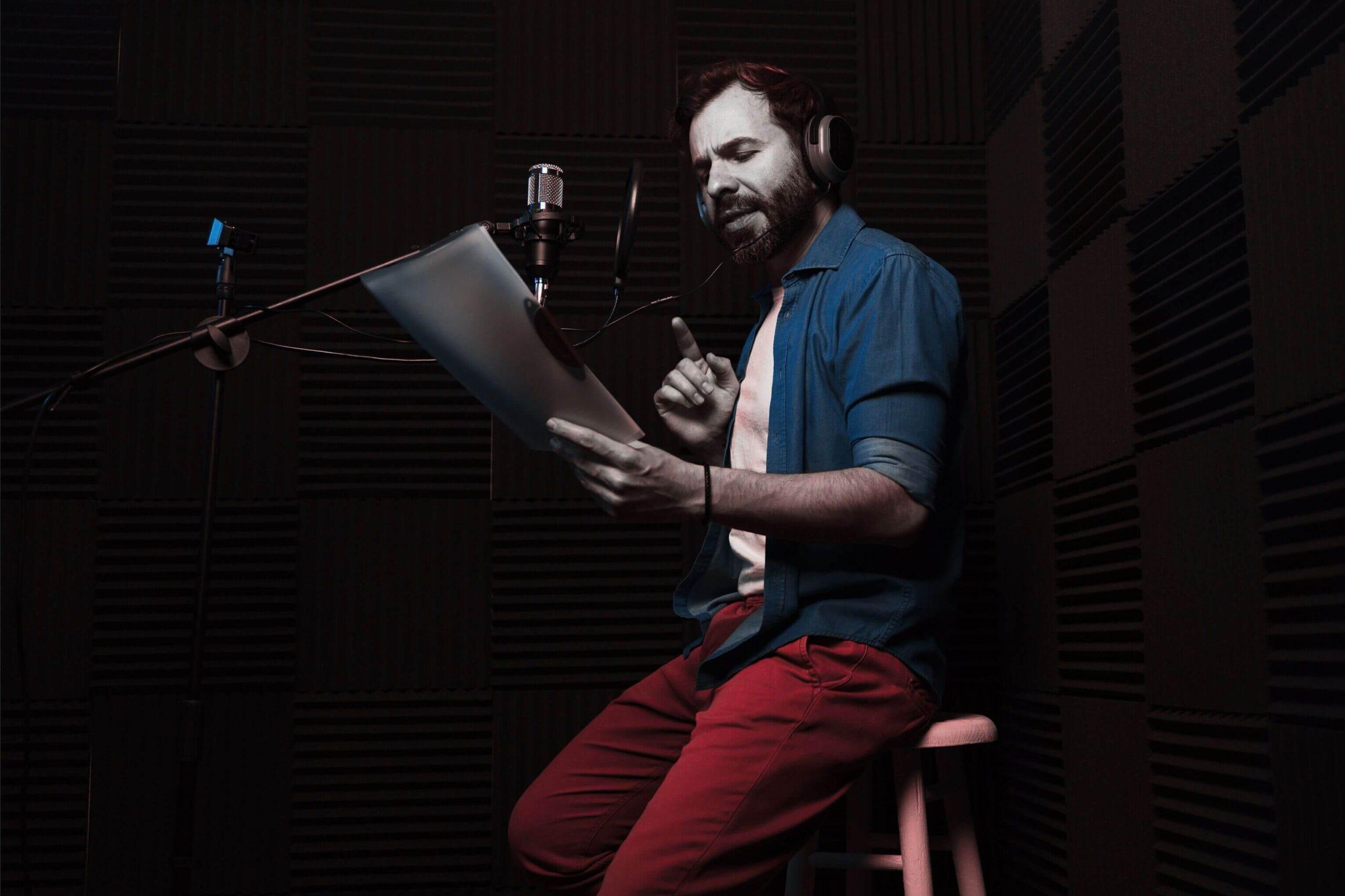 Male_actor_with_micro_voice_dubbing