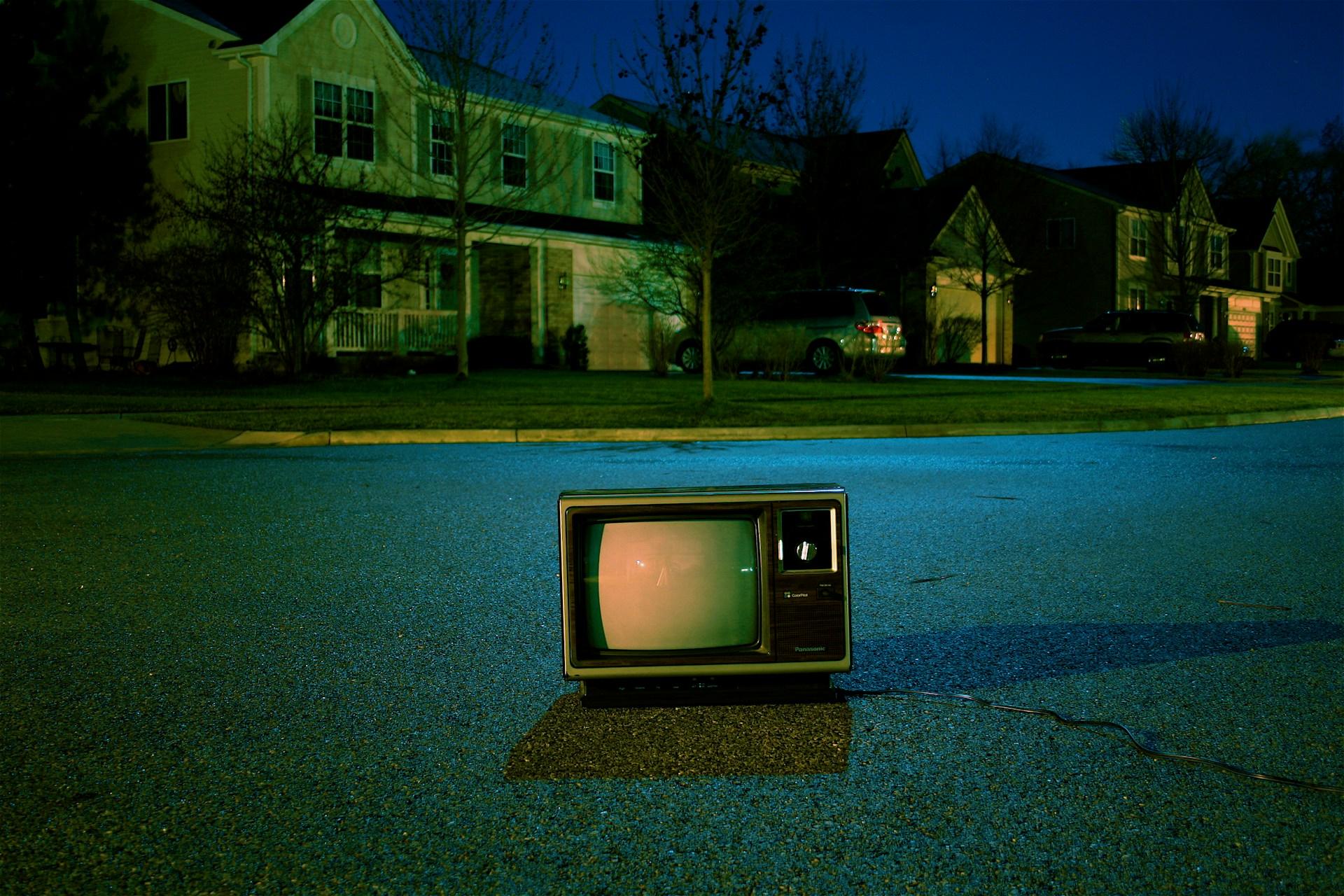 Vintage-Röhrenfernseher-auf-der-Strasse-ausgeschaltet